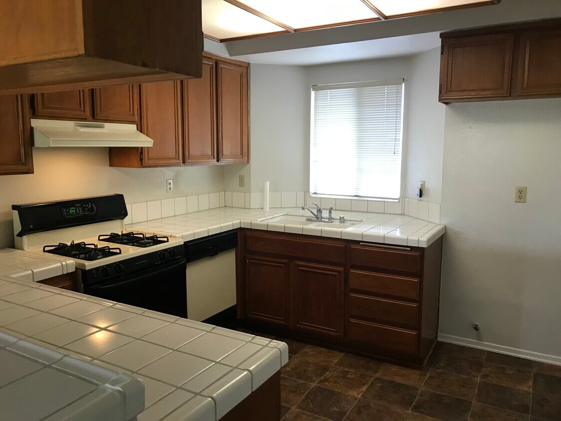 Primary Photo - 2121 Phlox Ave