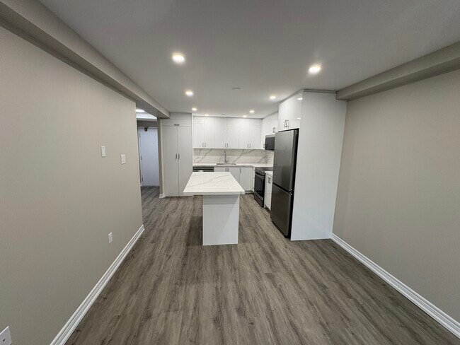 Photo du bâtiment - Beautiful 2 Bedroom with Kitchen Island and In suite Laundry