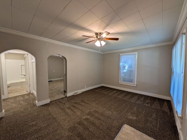 Foto del edificio - 3 Bedroom Home with detached garage and partially fenced yard, pet friendly!