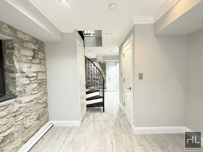 Building Photo - Mott Street