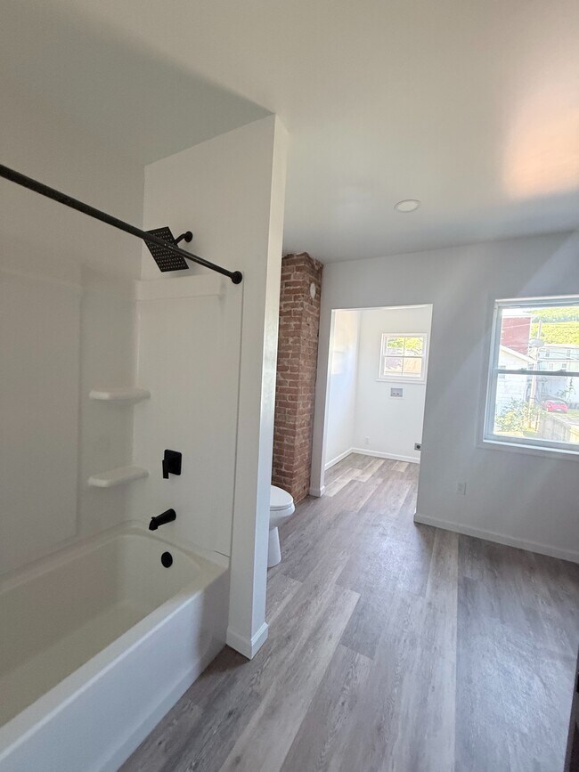 Building Photo - 526 N 2nd St