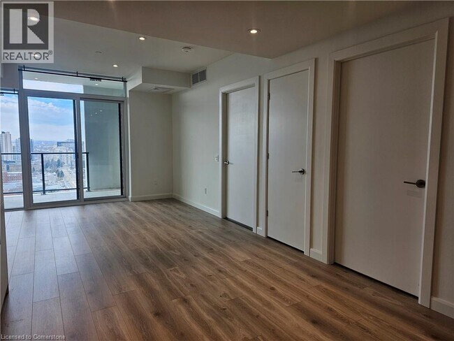 Photo du bâtiment - 741 King St W