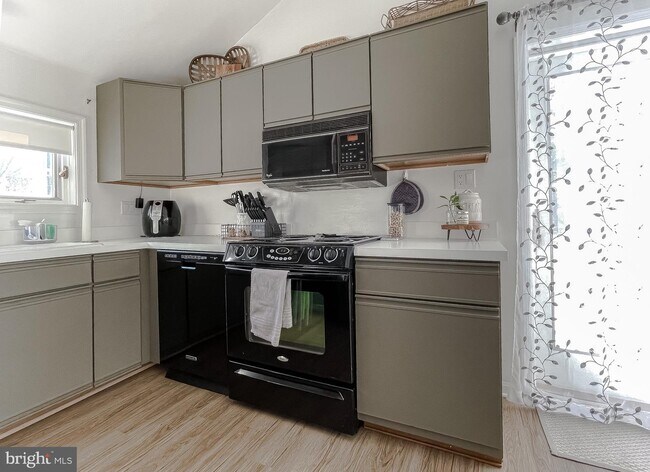 Building Photo - 48105 Mayflower Dr