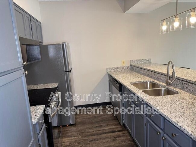 Building Photo - 2002 Greene St