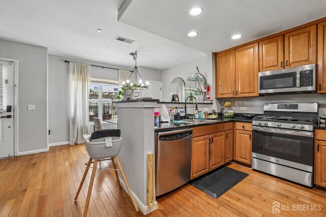 Building Photo - 358 Rector St