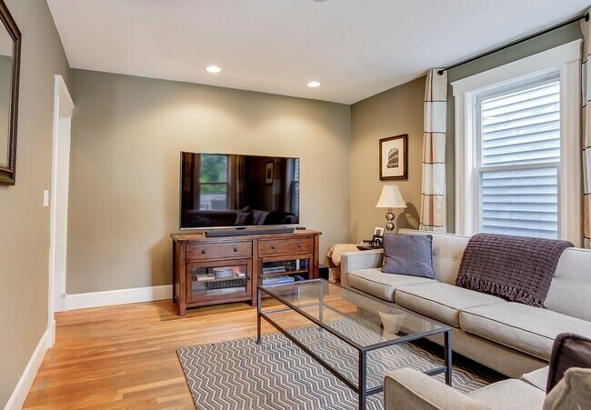 Building Photo - 458 E 7th St