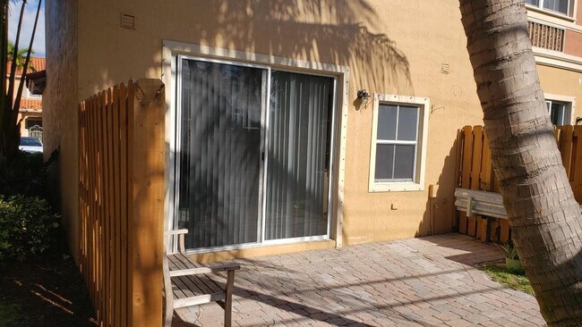 Foto del edificio - 4965 Leeward Ln