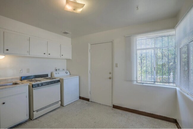 Foto del edificio - 3516 Crest Ave SE