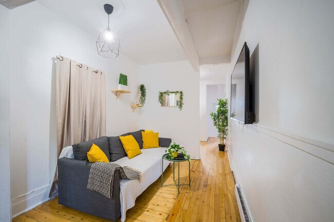 Building Photo - 2390 Rue Frontenac