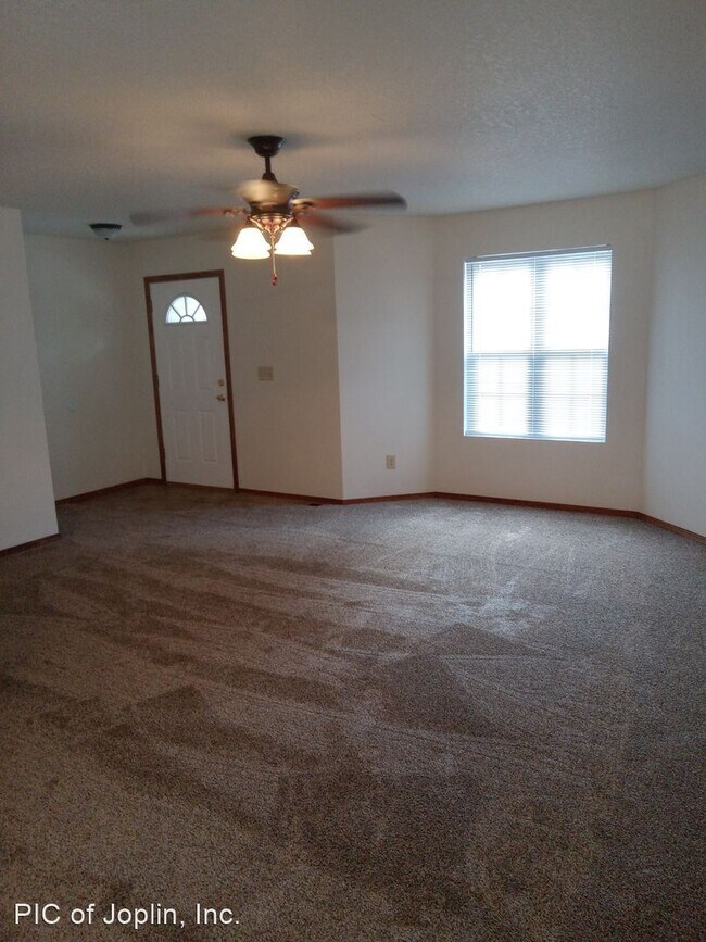 Building Photo - 3 br, 2 bath House - 3212 E 12th