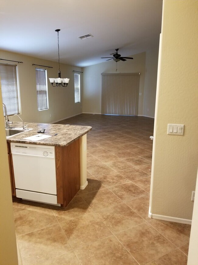 Building Photo - This spacious  4 bed 2.5 bath house -Blue Horizon Subdivision