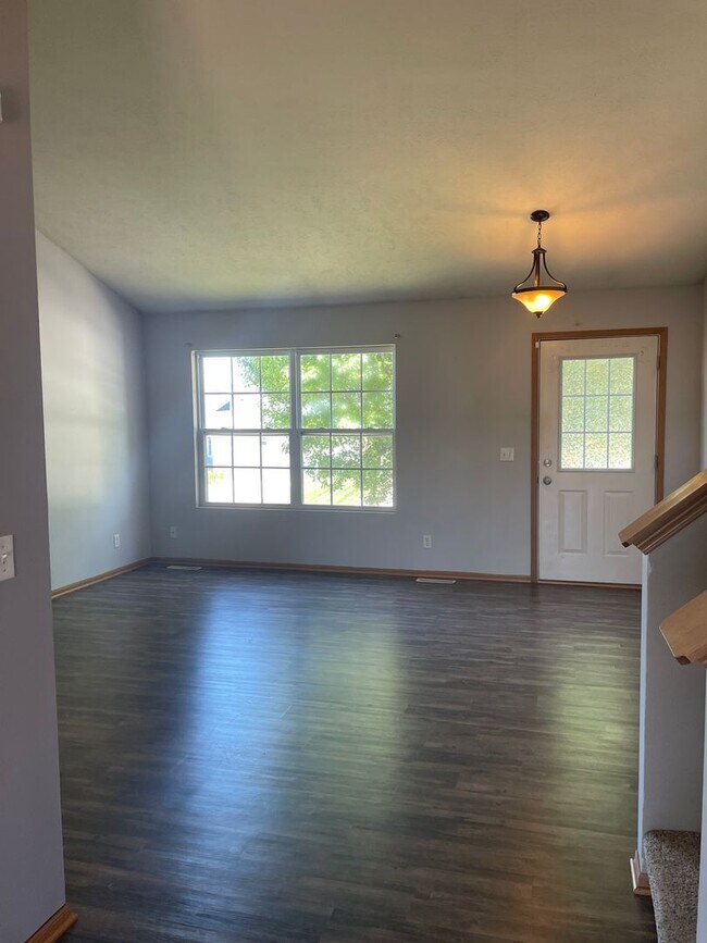 Building Photo - Fabulous 3 bed, 2 bath Tri-level in Millard!
