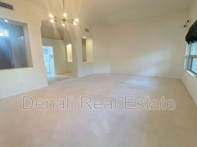 Foto del edificio - 1955 E Drake Dr