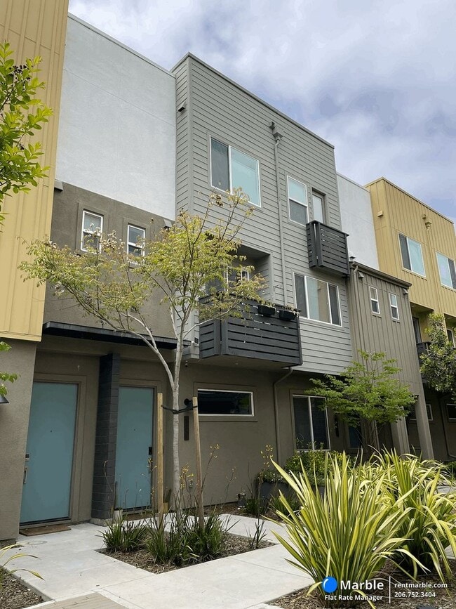 Modern 2-Bedroom, 2.5-Bath Townhome in Oakland - Modern 2-Bedroom, 2.5-Bath Townhome in Oakland