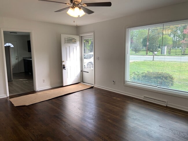 Building Photo - Cute 3 BR/ 1 BA Off Gate City Blvd.