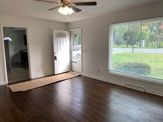 Foto del edificio - Cute 3 BR/ 1 BA Off Gate City Blvd.
