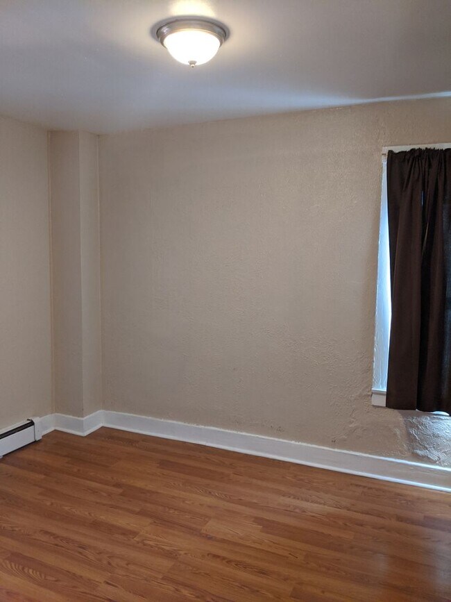 Building Photo - South Oakland Large and renovated 3 bedroo...