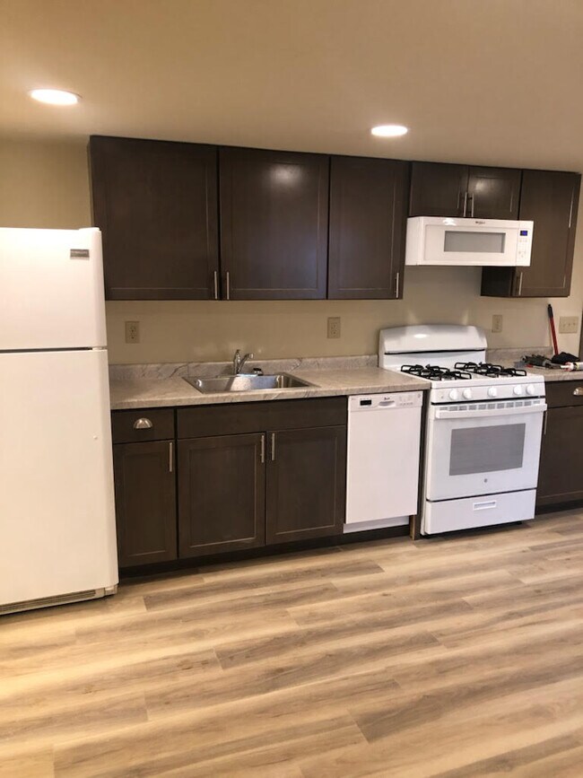 Building Photo - 421 Kungs Way