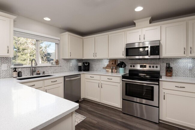 Foto del edificio - Beautifully Renovated 4-Bedroom Home with ...