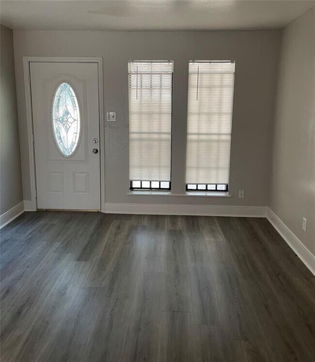 Foto del edificio - 9834 Denning Dr
