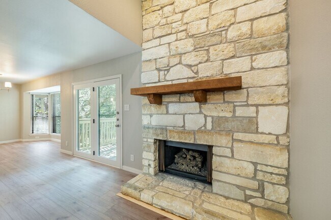 Foto del edificio - 4404 Travis Country Cir