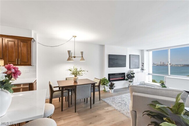 Foto del edificio - 12700 Lake Ave