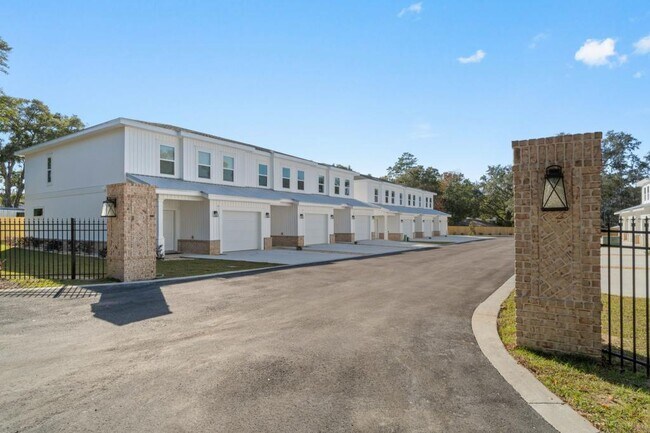 Building Photo - 525 Hill Ln