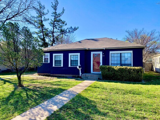Building Photo - Hardwood Floors & Classic Charm | 3/2 Near Texas Tech