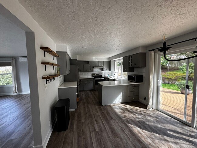 Building Photo - Spacious 3 Bedroom Home in South Eugene – Churchill Area