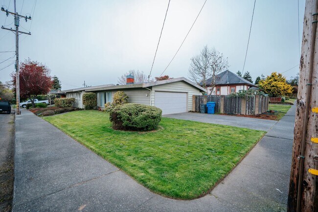 Foto del edificio - 3BD/2BD Home Located next to the Hospital in Eureka!