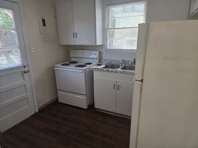 Building Photo - Cozy 3 Bedroom/1 Bath Duplex in Lowndes Co...