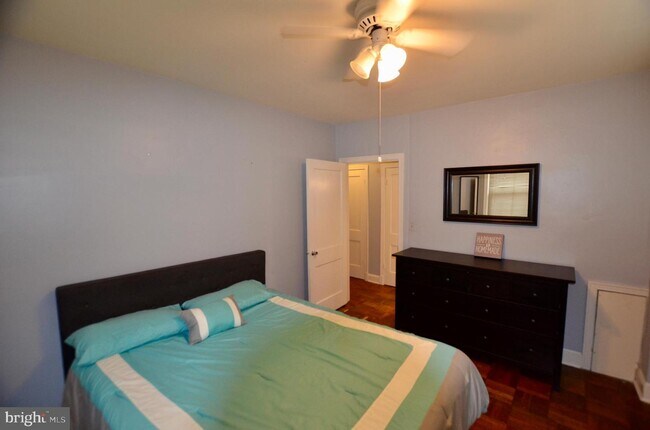 Foto del edificio - 4471 MacArthur Blvd NW