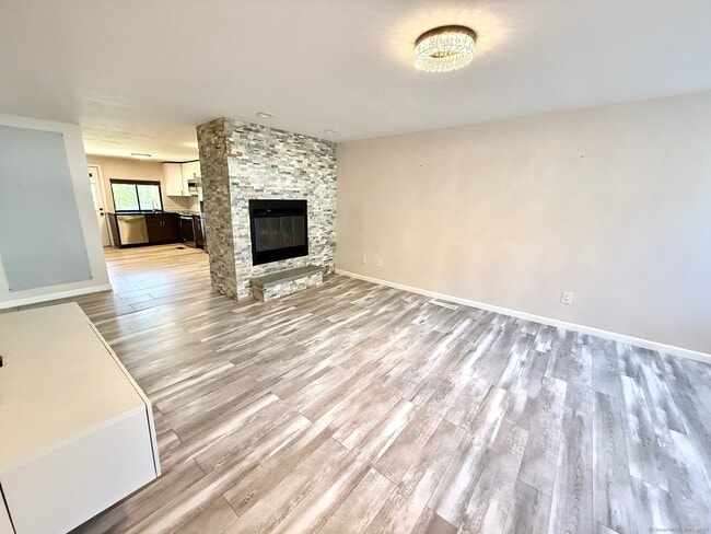 Foto del edificio - 290 Brittany Farms Rd
