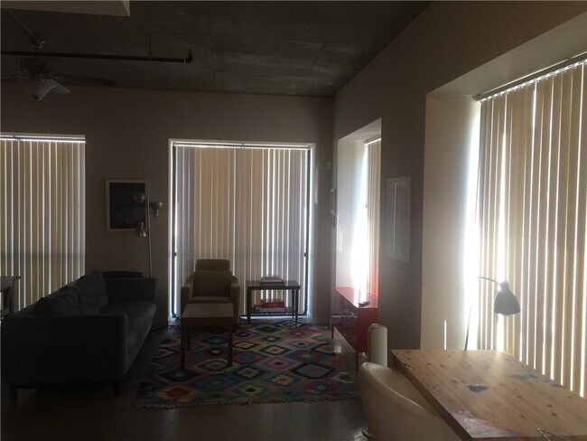 Foto del edificio - 1401 E 4th St