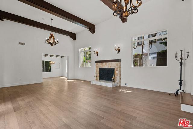 Building Photo - 1527 N Beverly Dr