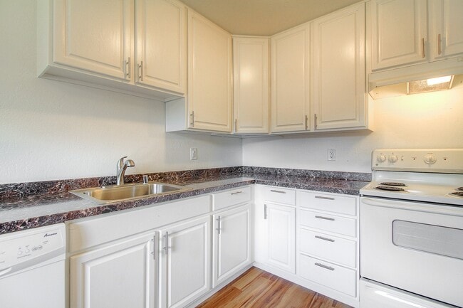 Building Photo - 6233 Montecito Blvd