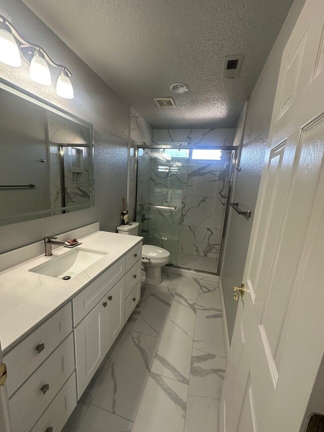 Foto del edificio - Remodeled 2 Story Home in North Stockton