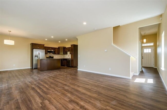 Building Photo - Beautiful 4 Bed Unit in an Awesome North L...