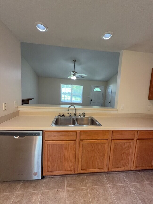 Foto del edificio - Charming 3 Bedroom, 2 Bath Home in Hubert-132 Daphne Drive