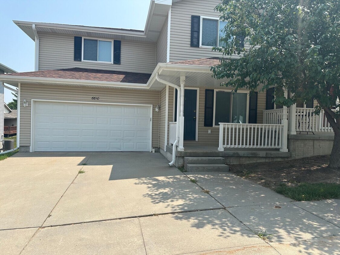 Primary Photo - South Lincoln Townhouse with 4 bedrooms, 2...
