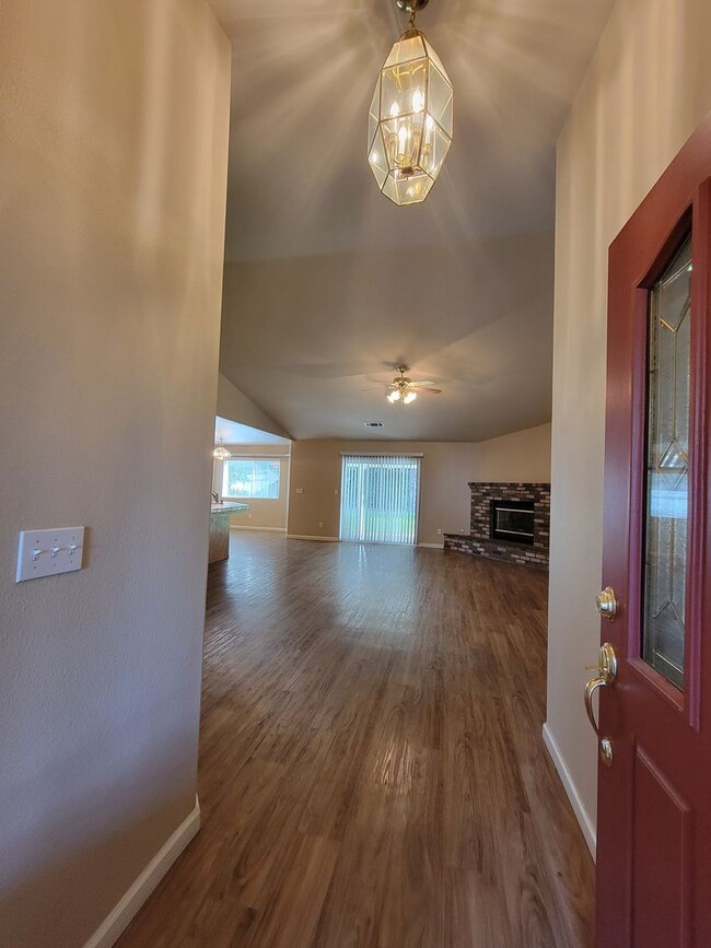 Foto del edificio - 3 Bedroom 2 Bathroom in NE Visalia!