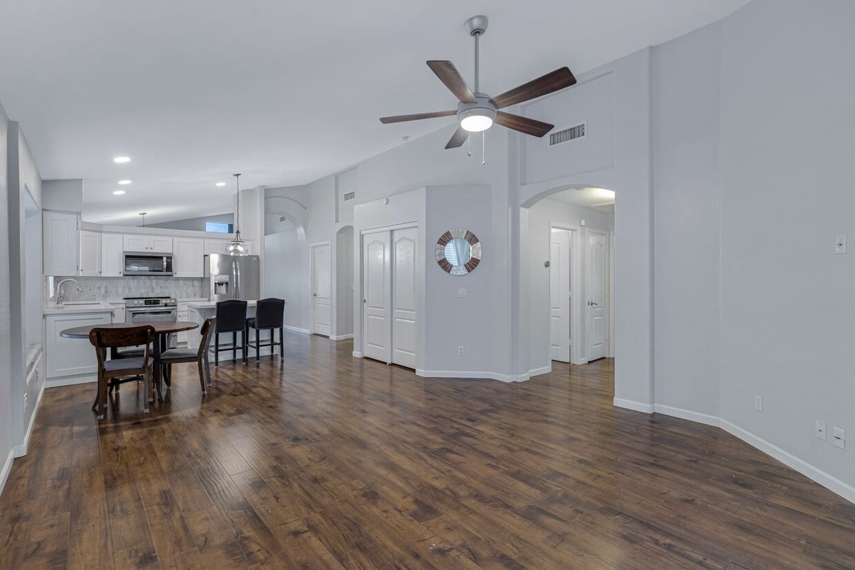 4 Bedroom/2 Bathroom Remodeled home with S... - 4 Bedroom/2 Bathroom Remodeled home with S...