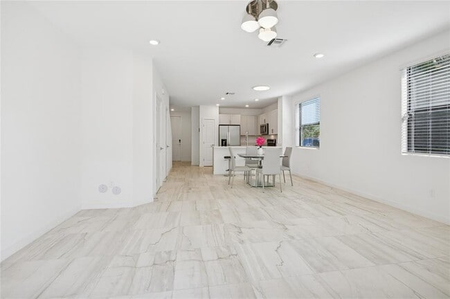 Building Photo - 180 SE 5th Ct