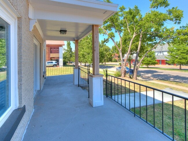 Large front patio - 2409 N Robinson Ave