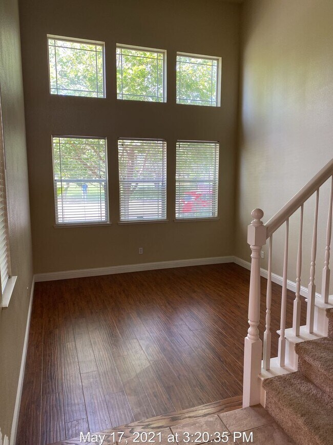 Foto del edificio - Large Home on Corner Lot