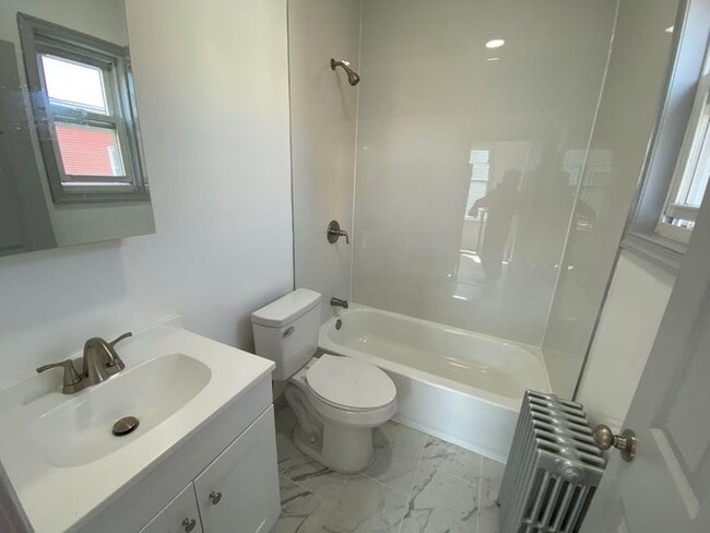 Foto del edificio - 124 Winfield Ave