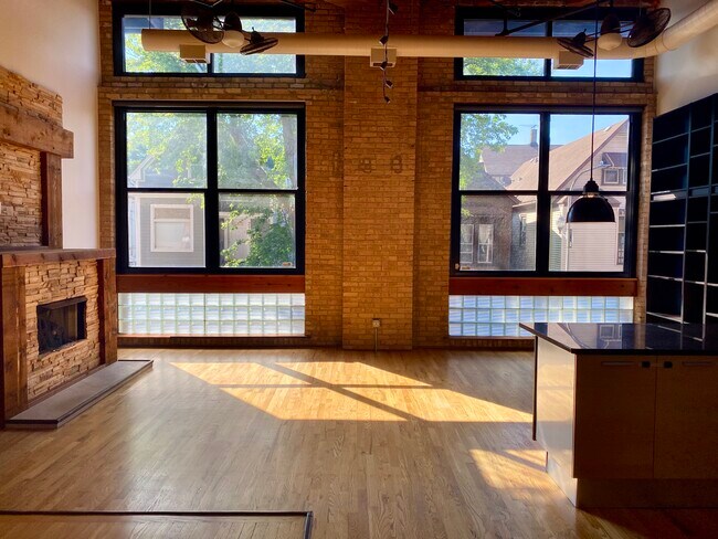 Building Photo - 2161 N California Ave