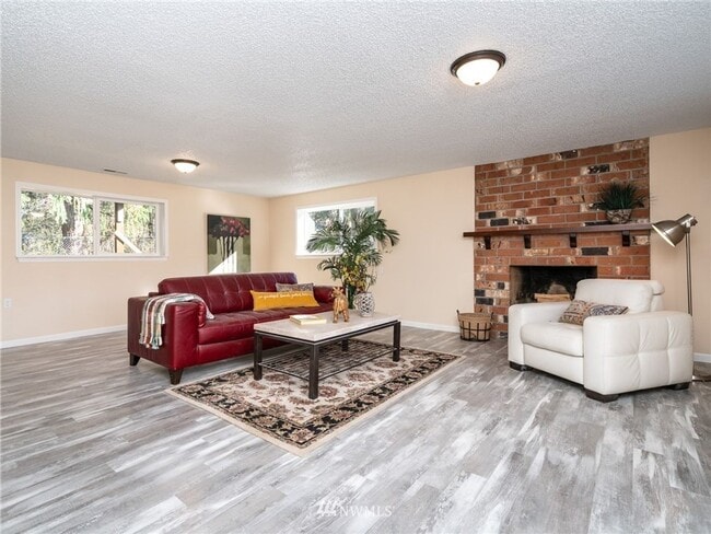 Building Photo - Spacious Updated Split Level In Federal Way