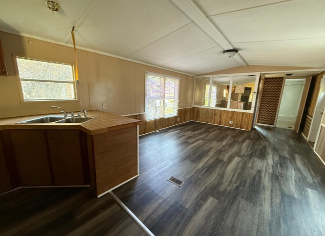 Building Photo - 615 S Bell St