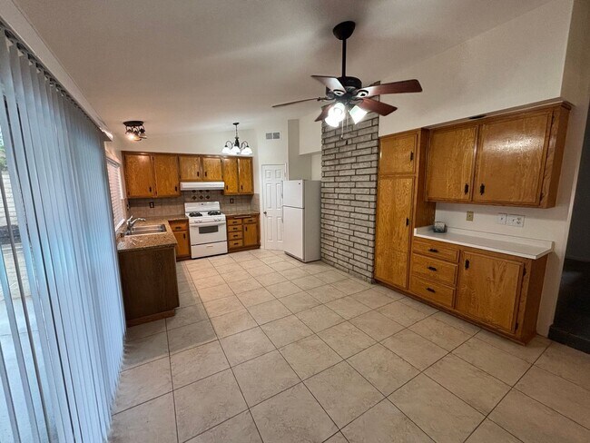 Foto del edificio - Charming Single-Story 3-Bedroom Pool Home in Valencia!